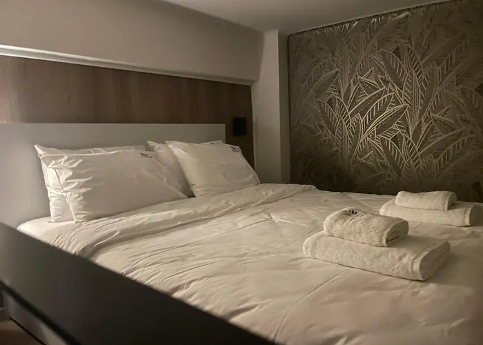 Trinity Loft - Near Metro - Self Check-in - Fast Wi-fi Apartmán